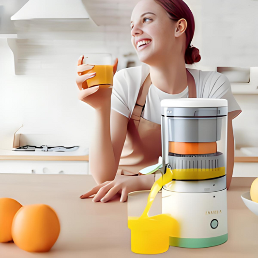 Exprimidor Recargable Automático: exprime cítricos y frutas blandas en segundos.